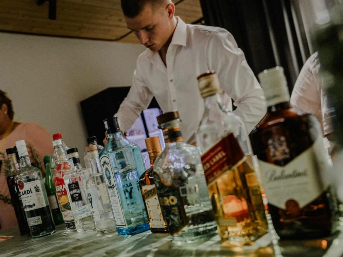 Mobiilne LendBaar kokteile valmistamas peol